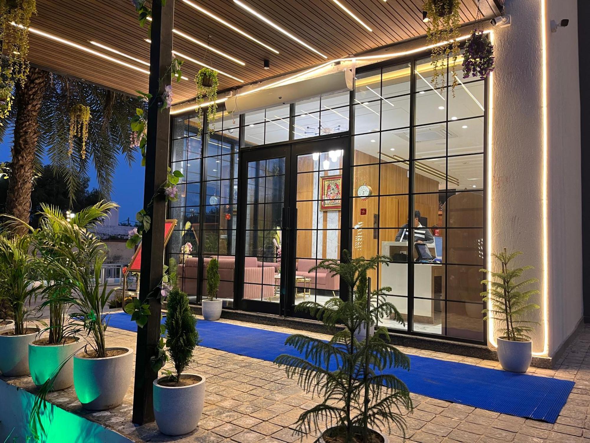 Hotel Three Seasons Вриндавана Экстерьер фото