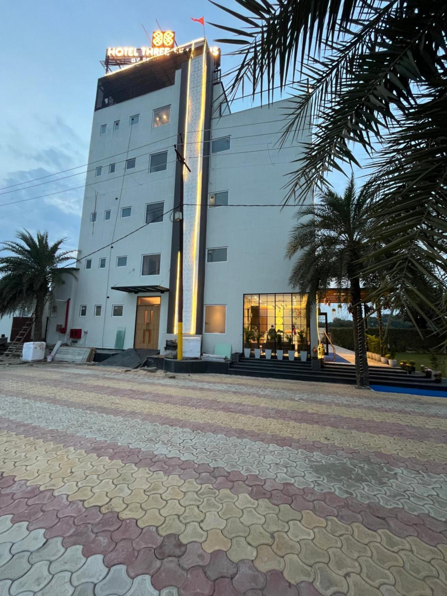 Hotel Three Seasons Вриндавана Экстерьер фото