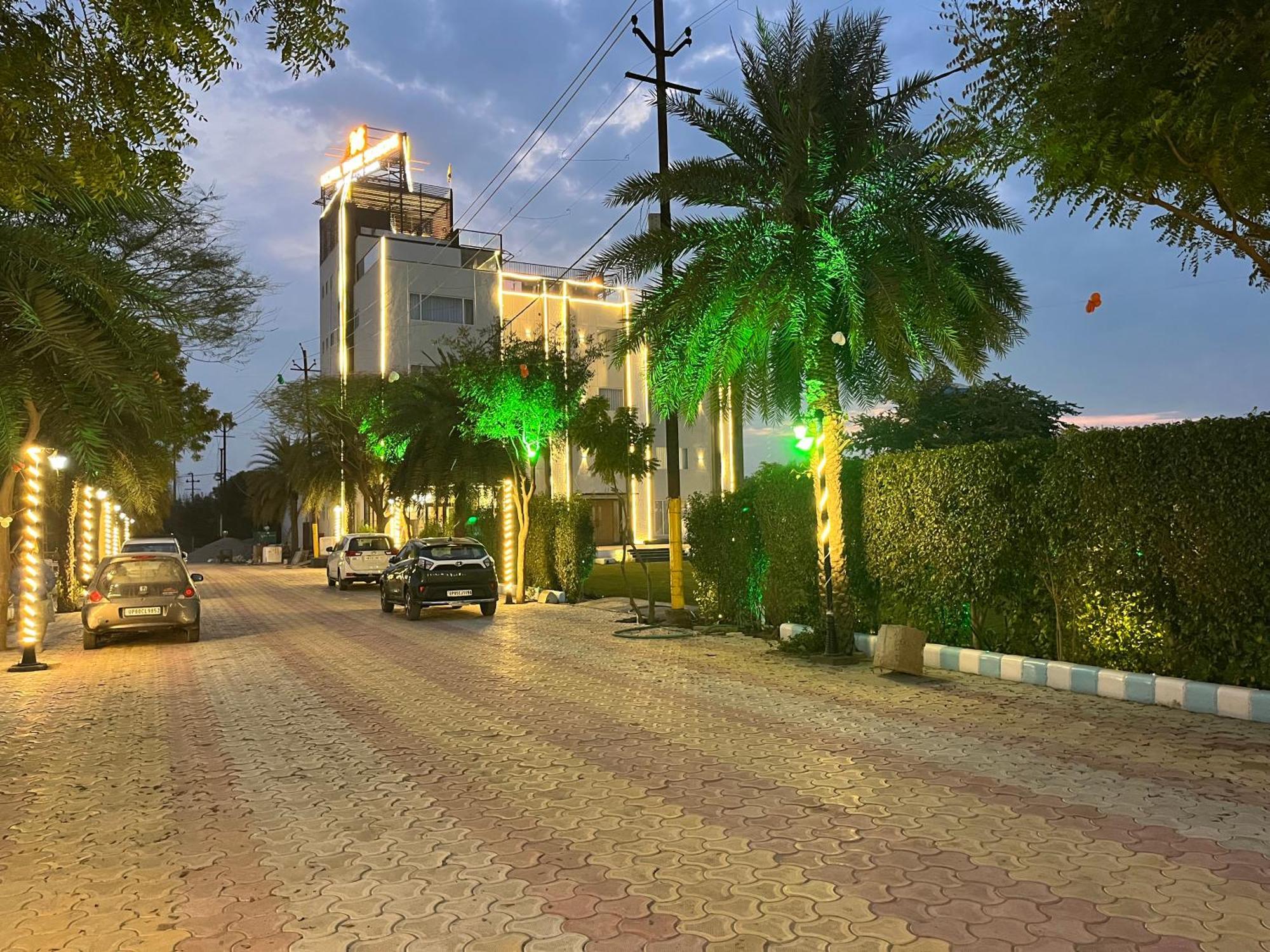 Hotel Three Seasons Вриндавана Экстерьер фото
