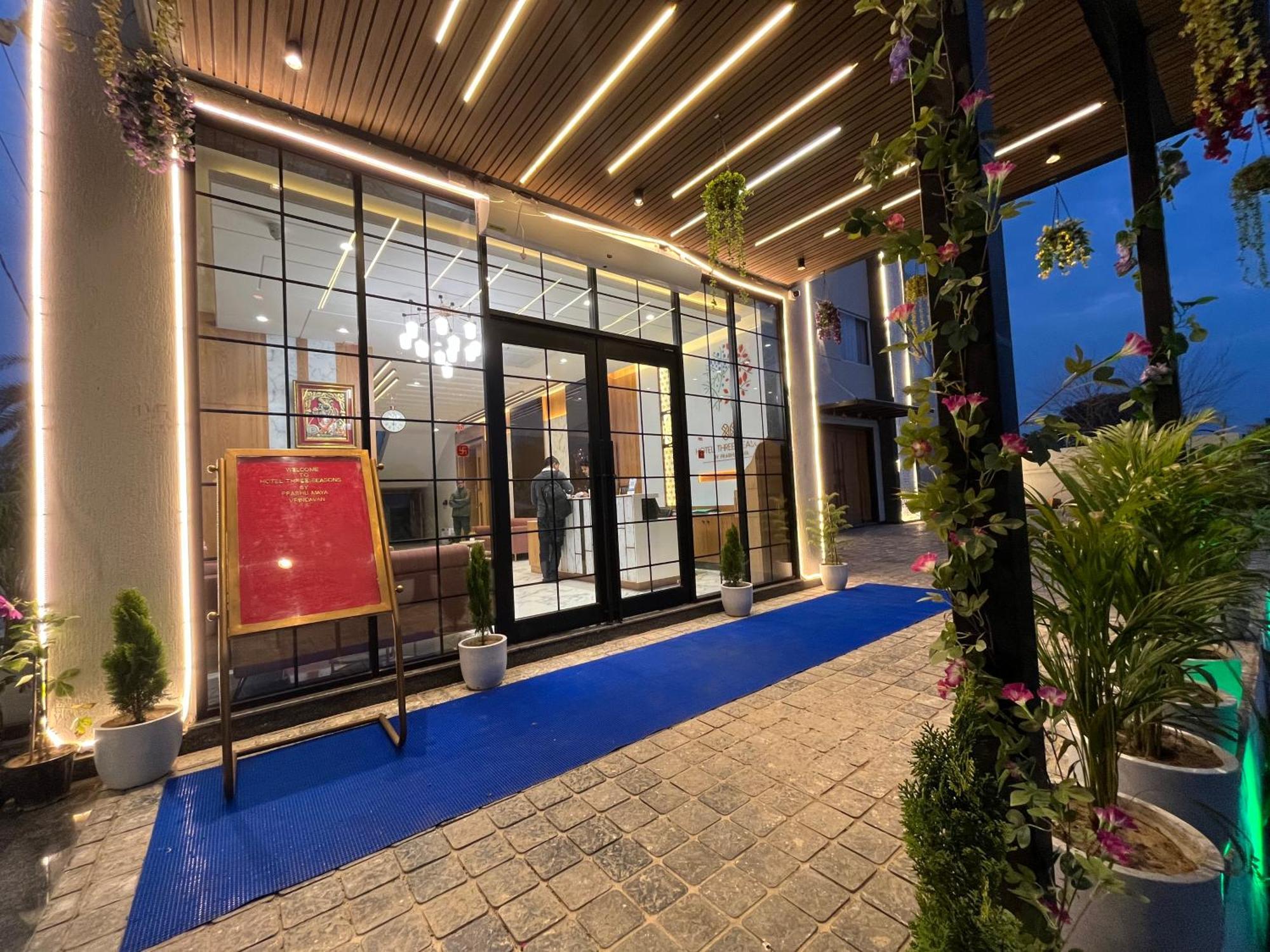 Hotel Three Seasons Вриндавана Экстерьер фото