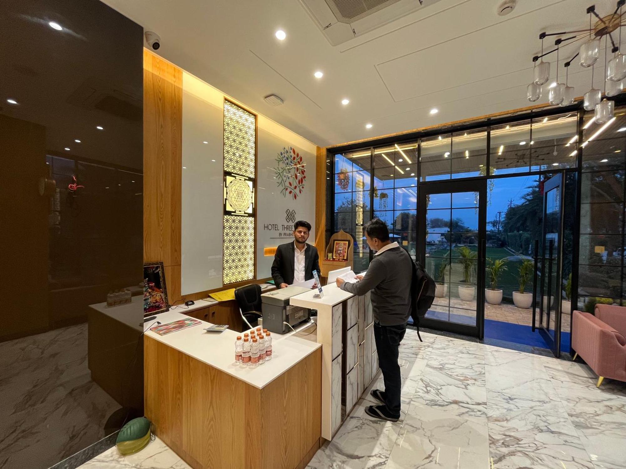 Hotel Three Seasons Вриндавана Экстерьер фото