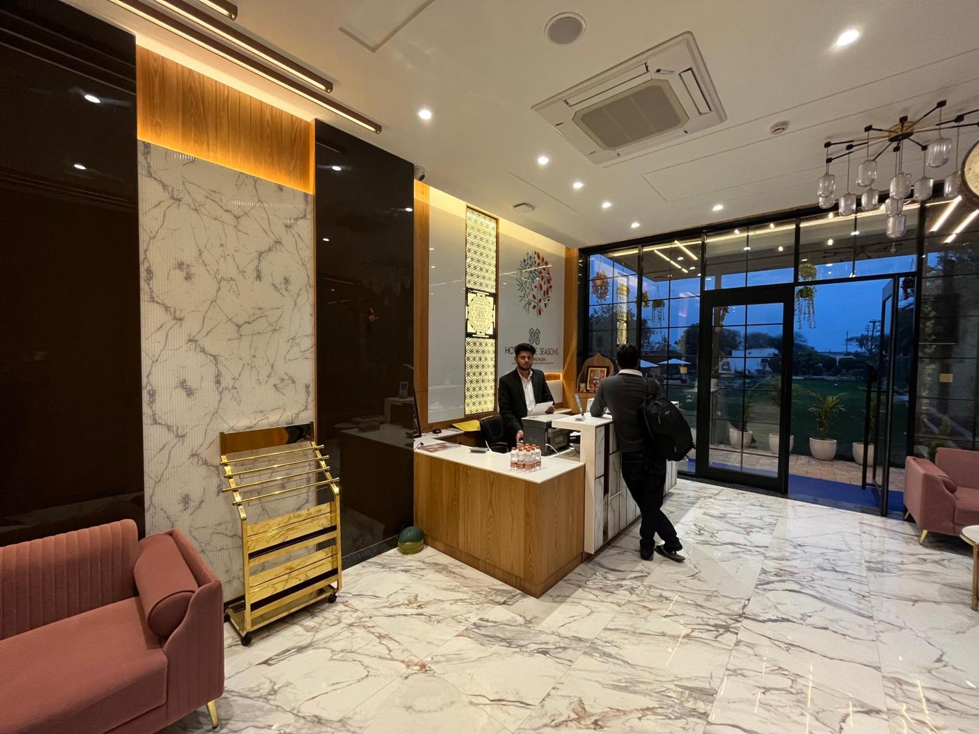 Hotel Three Seasons Вриндавана Экстерьер фото