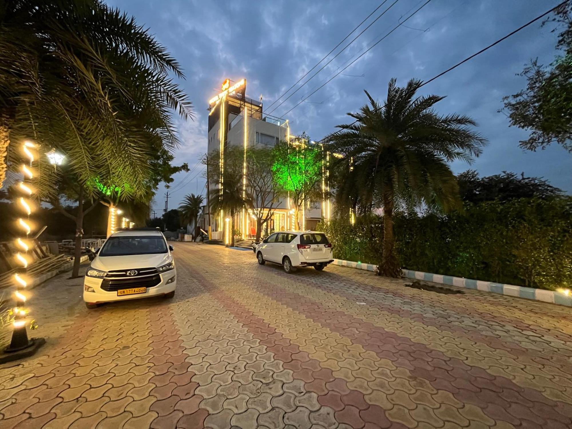 Hotel Three Seasons Вриндавана Экстерьер фото