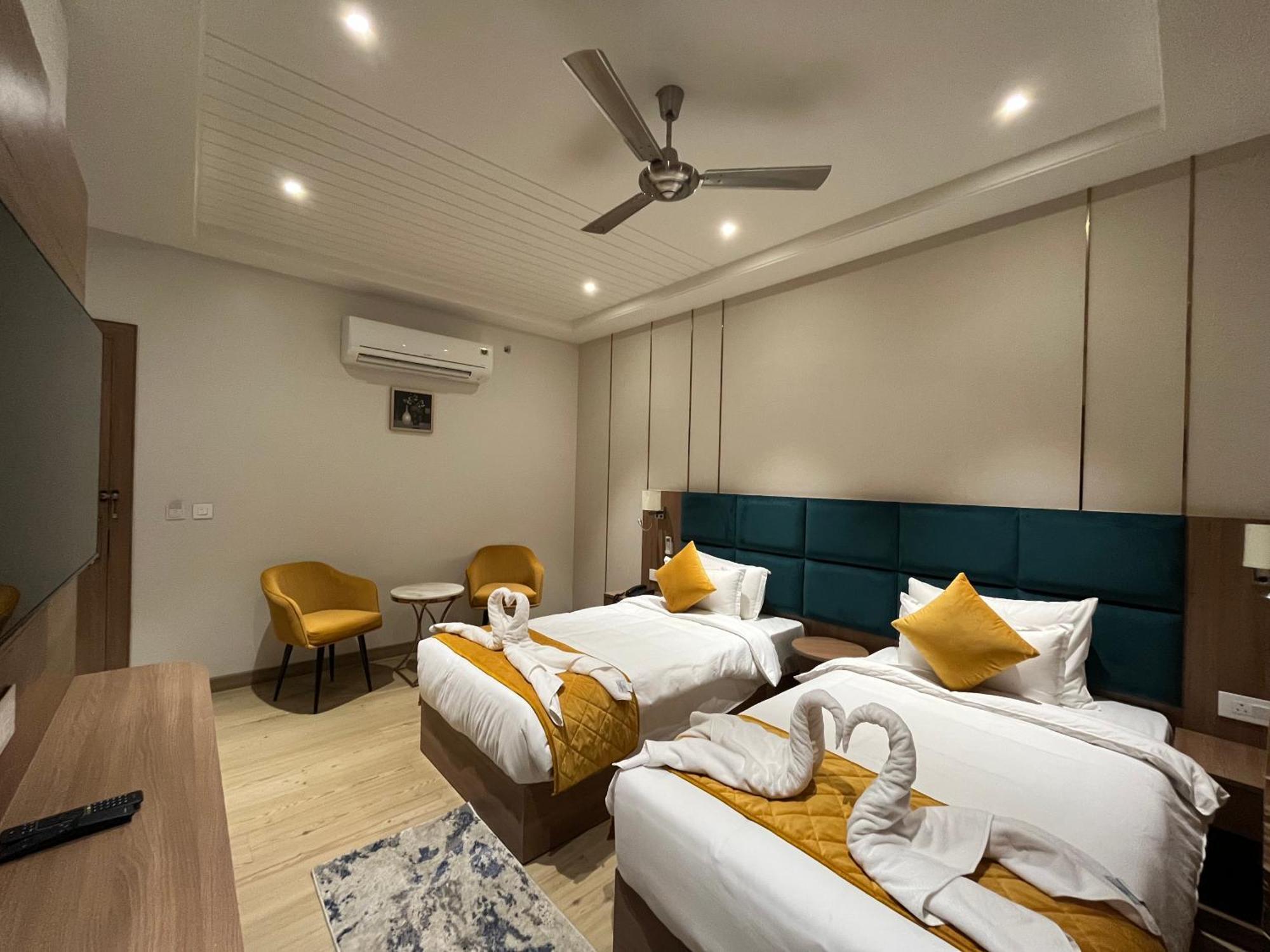 Hotel Three Seasons Вриндавана Экстерьер фото