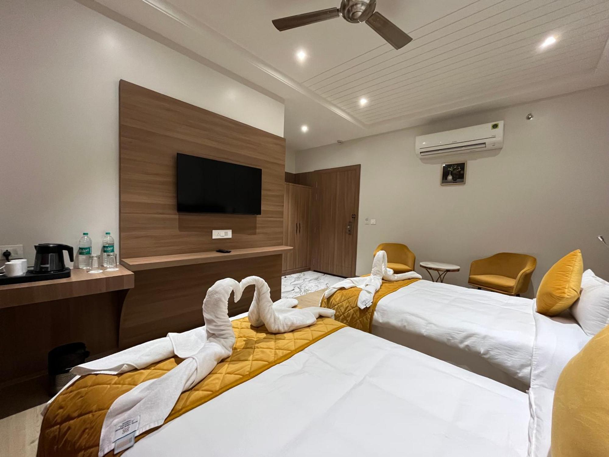 Hotel Three Seasons Вриндавана Экстерьер фото