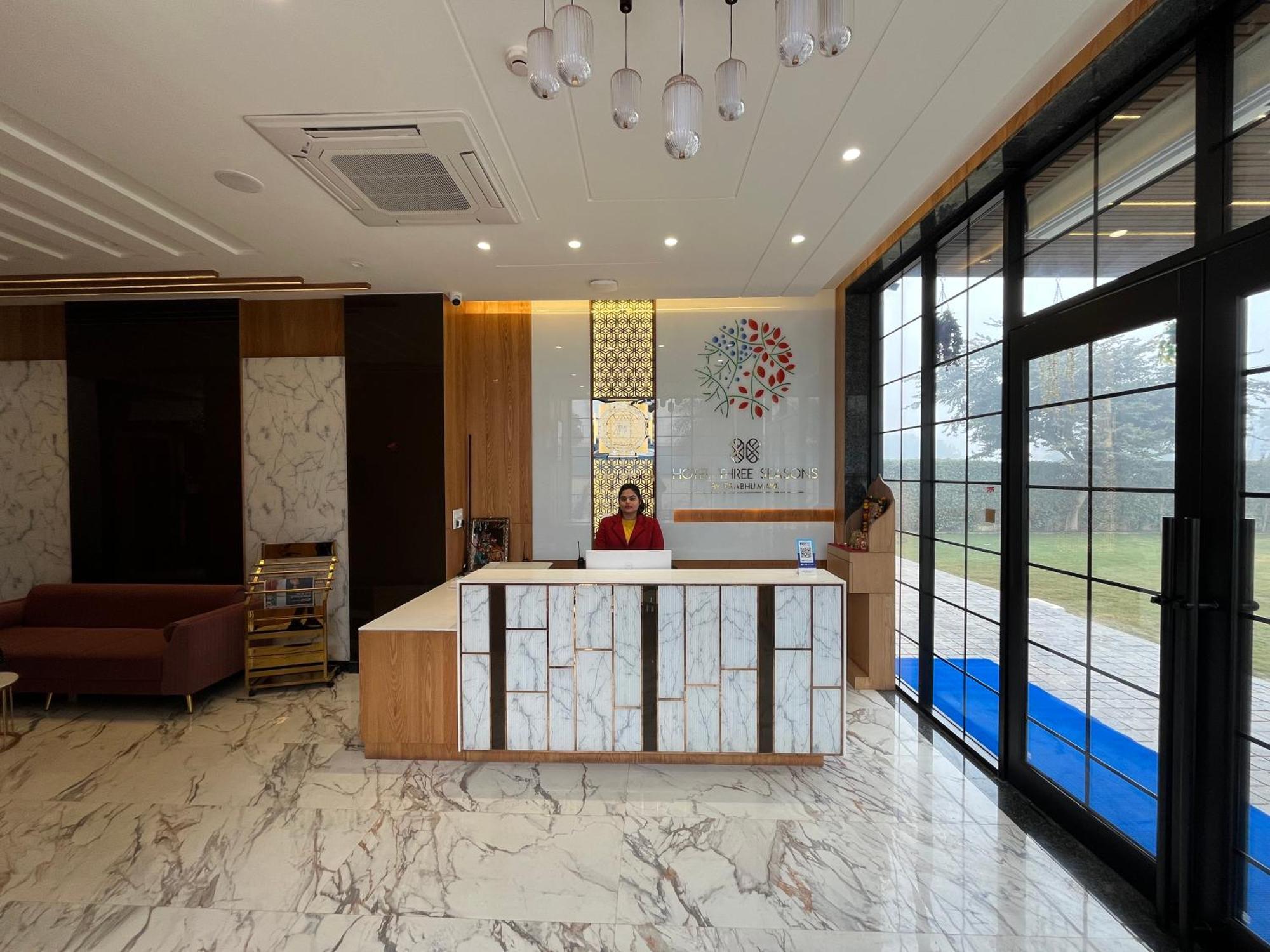 Hotel Three Seasons Вриндавана Экстерьер фото
