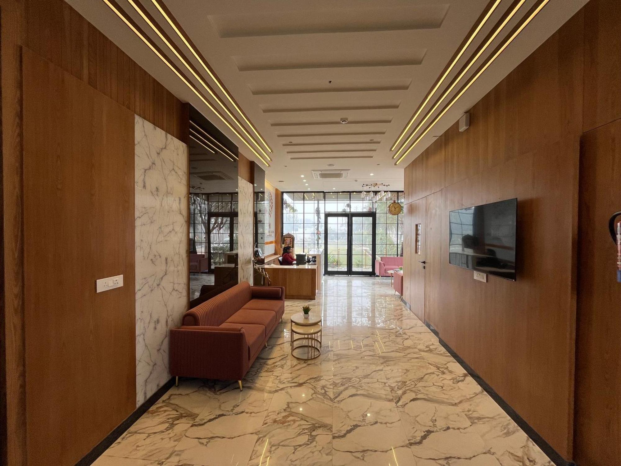 Hotel Three Seasons Вриндавана Экстерьер фото