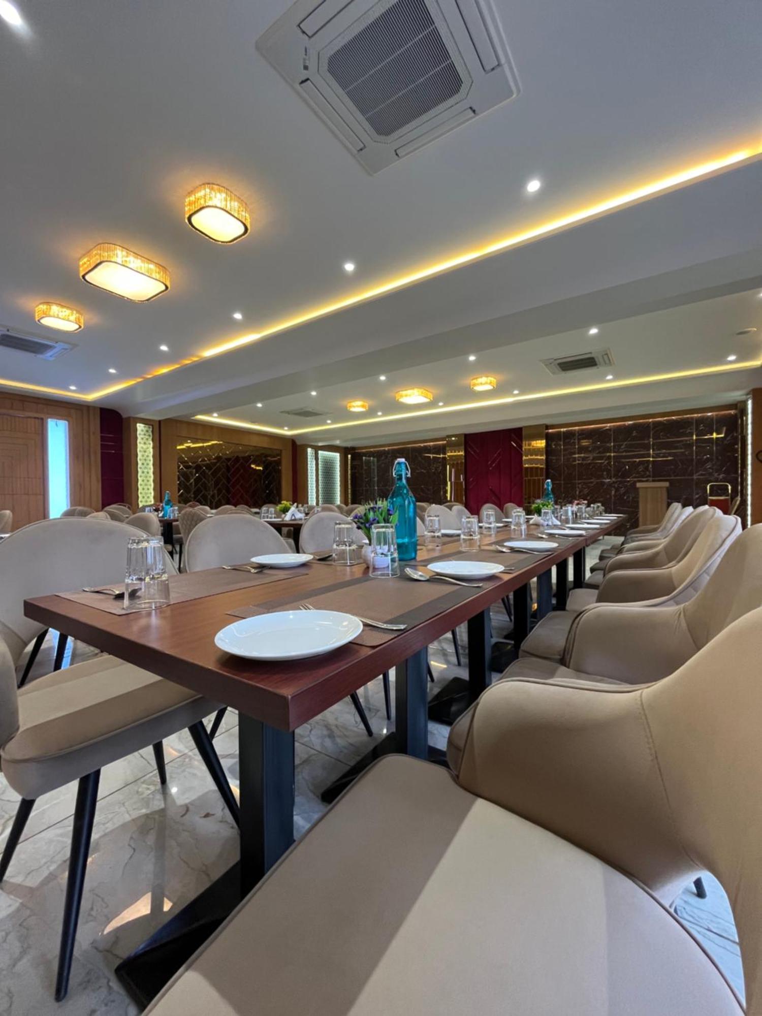Hotel Three Seasons Вриндавана Экстерьер фото