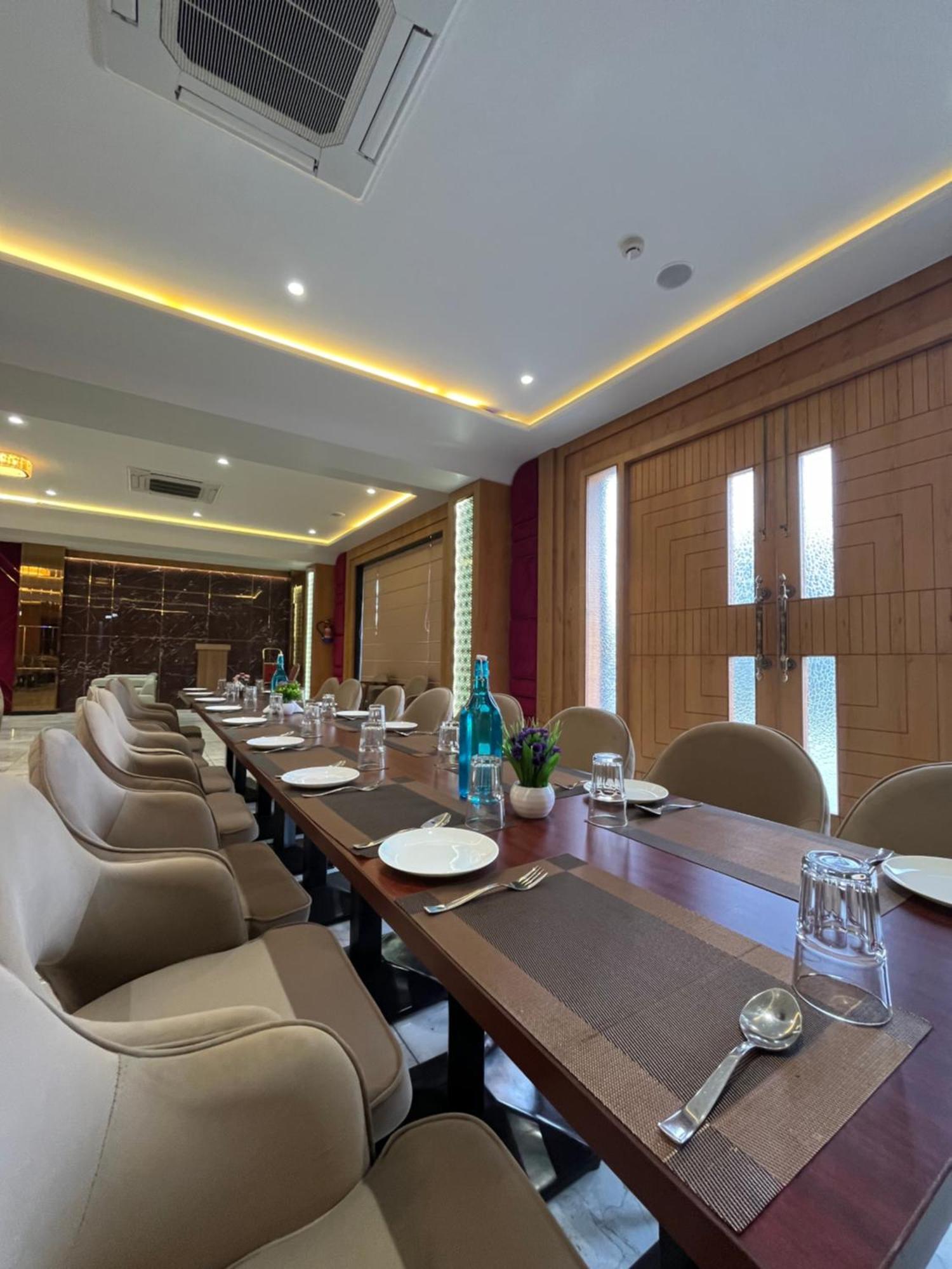 Hotel Three Seasons Вриндавана Экстерьер фото