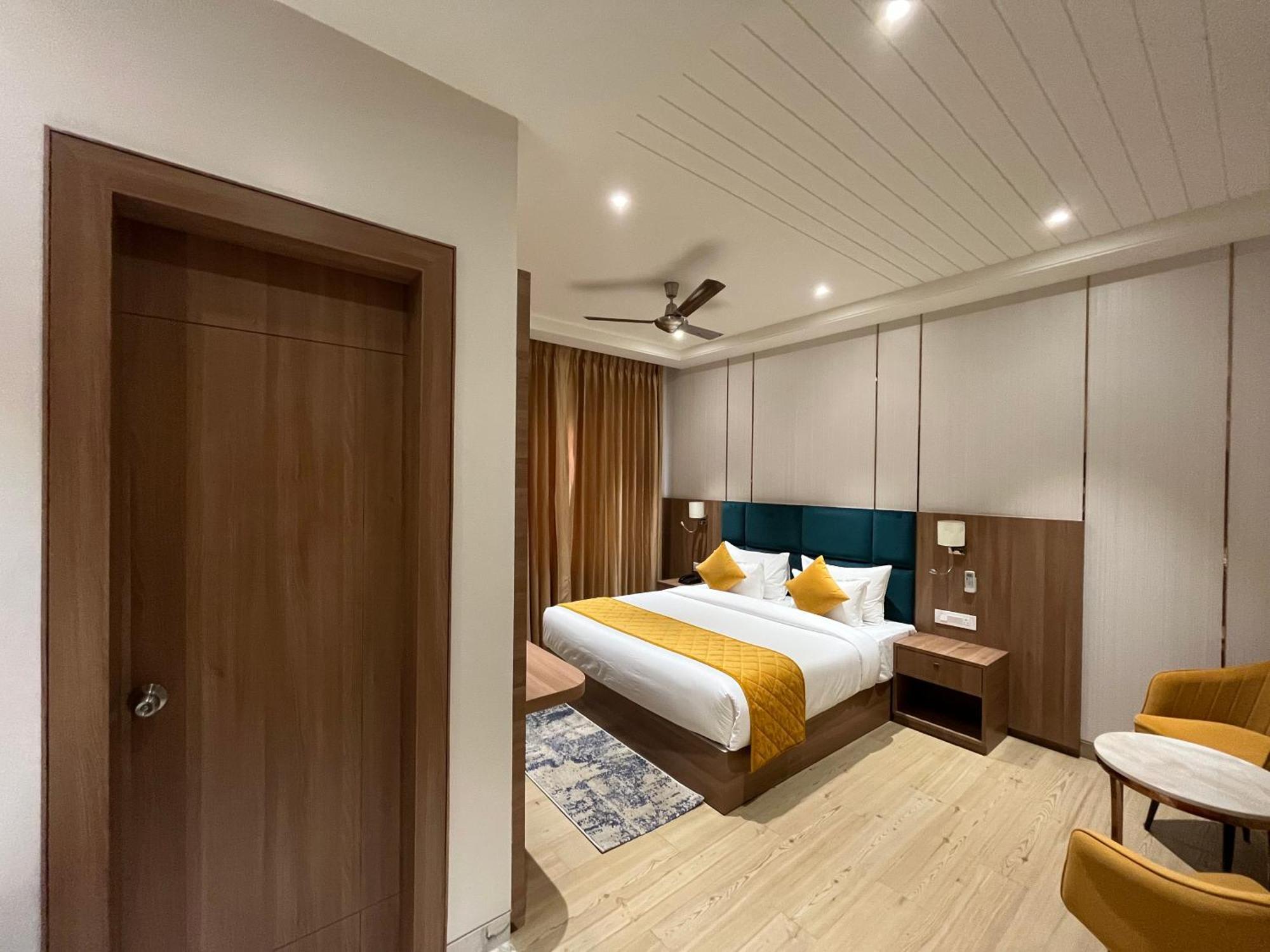 Hotel Three Seasons Вриндавана Экстерьер фото