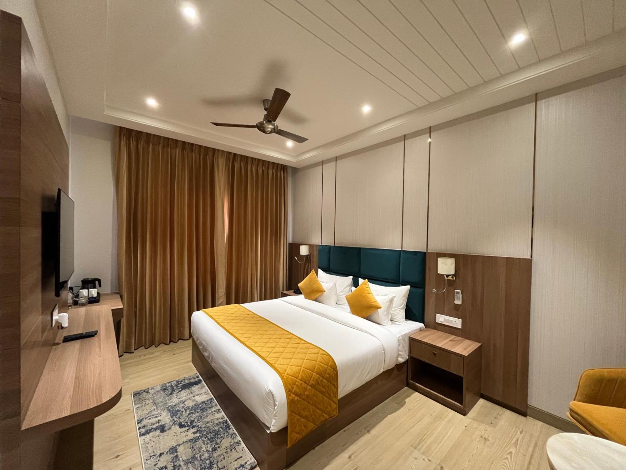 Hotel Three Seasons Вриндавана Экстерьер фото