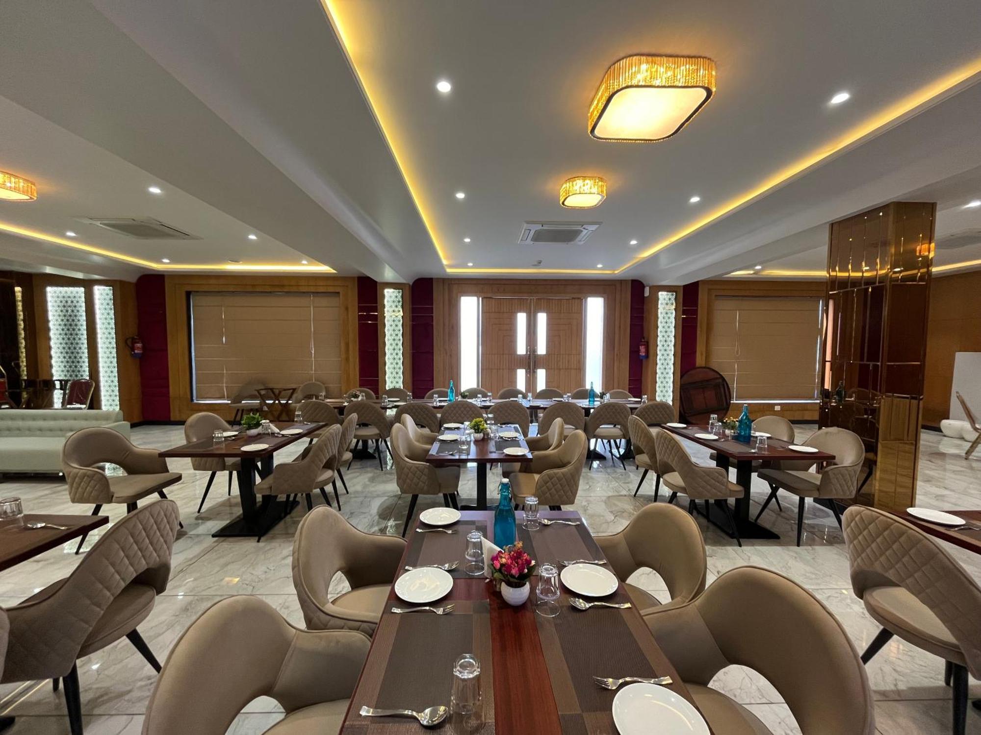 Hotel Three Seasons Вриндавана Экстерьер фото