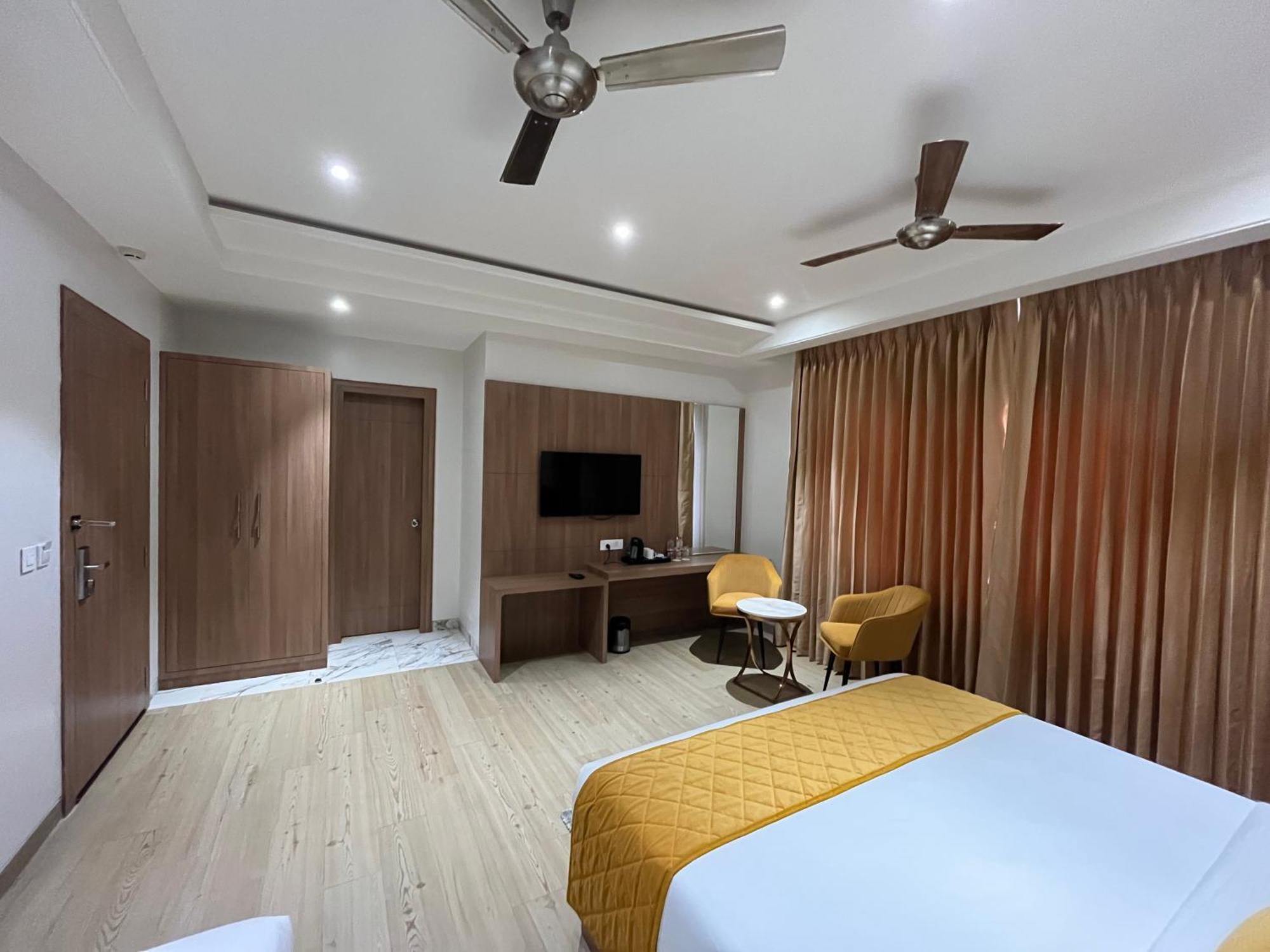 Hotel Three Seasons Вриндавана Экстерьер фото