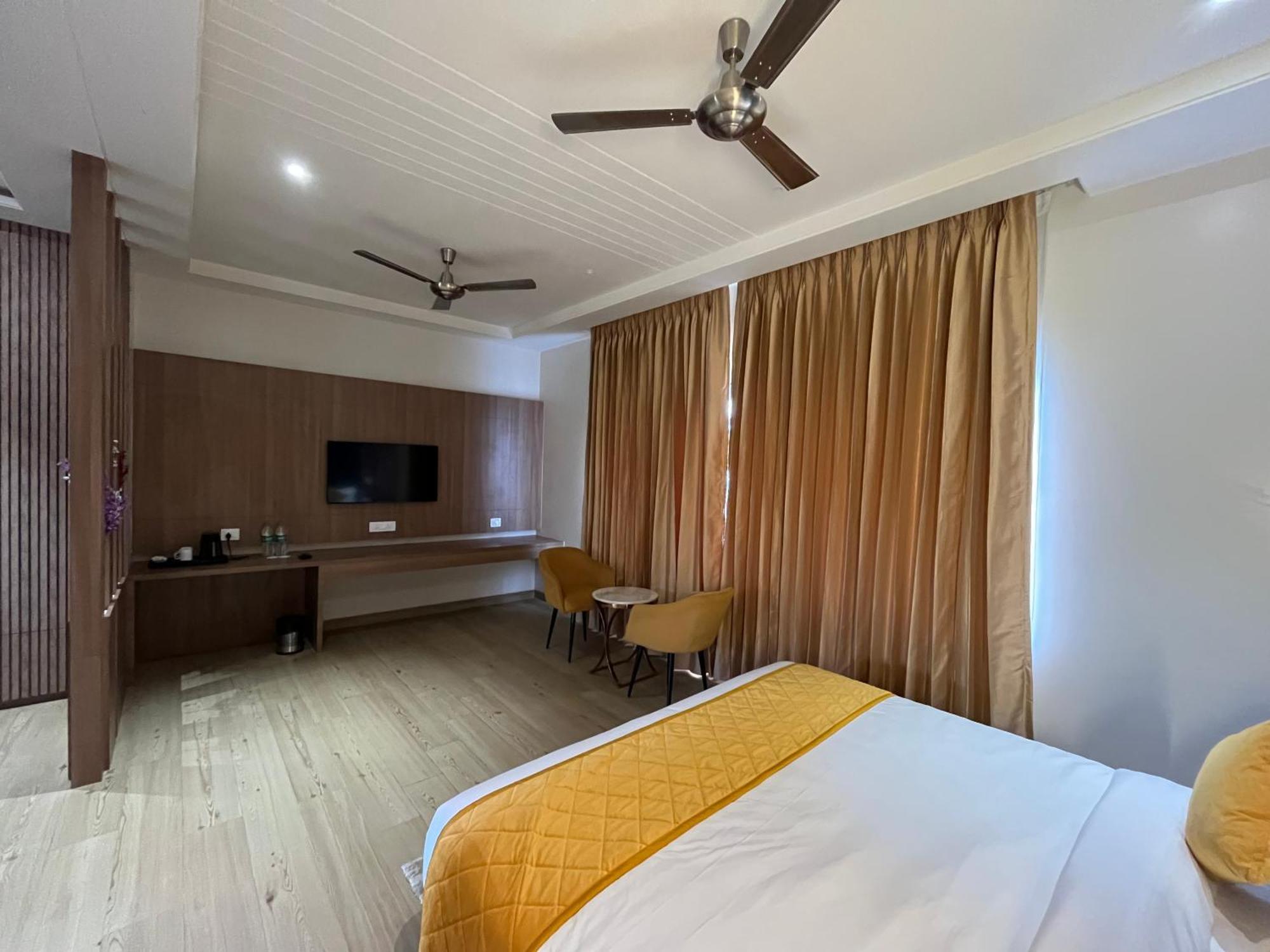 Hotel Three Seasons Вриндавана Экстерьер фото