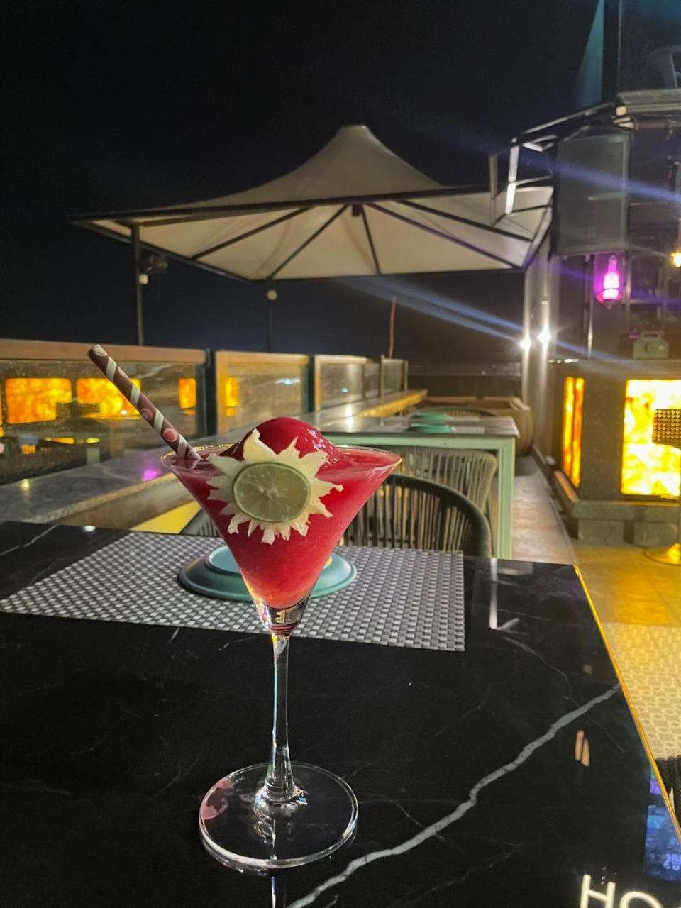 Hotel Three Seasons Вриндавана Экстерьер фото