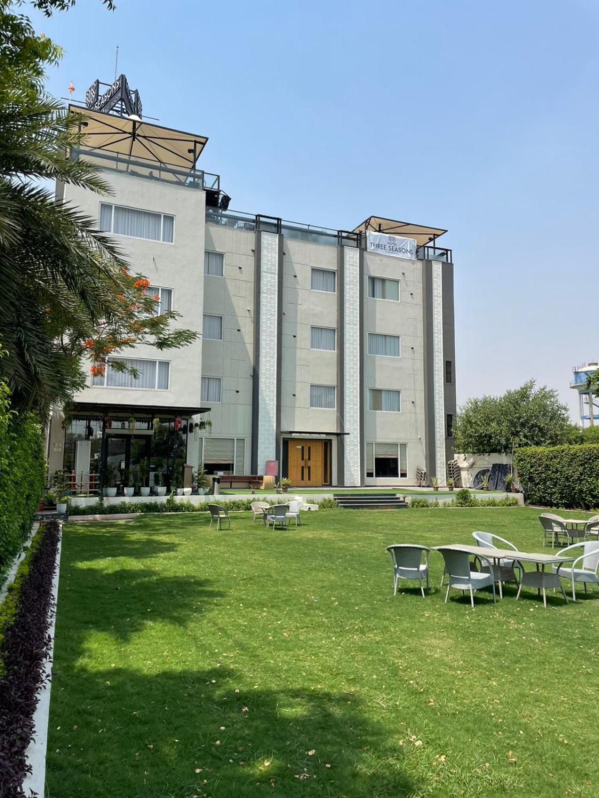 Hotel Three Seasons Вриндавана Экстерьер фото