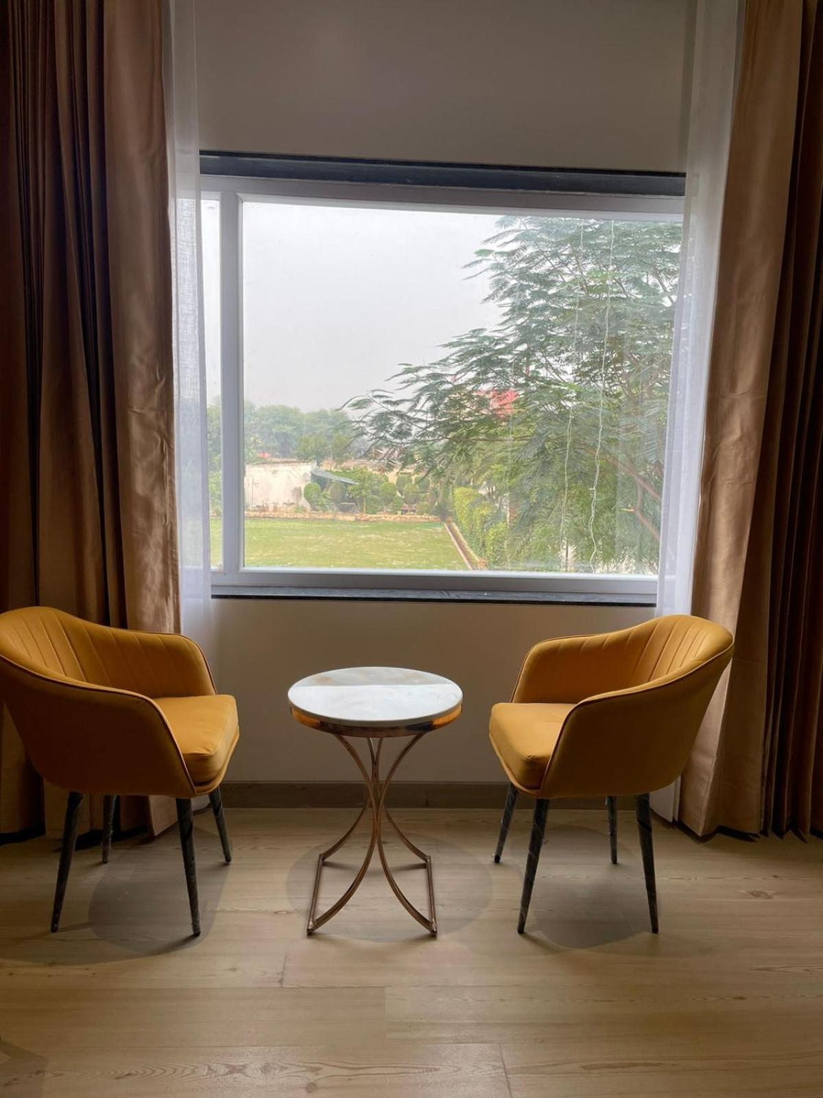 Hotel Three Seasons Вриндавана Экстерьер фото