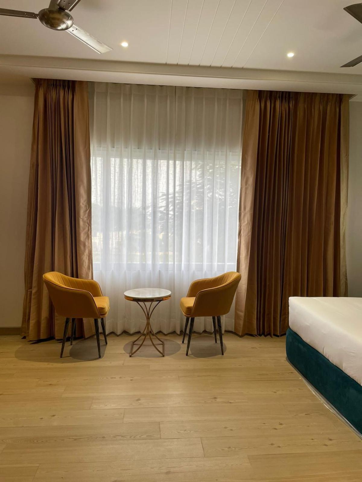 Hotel Three Seasons Вриндавана Экстерьер фото
