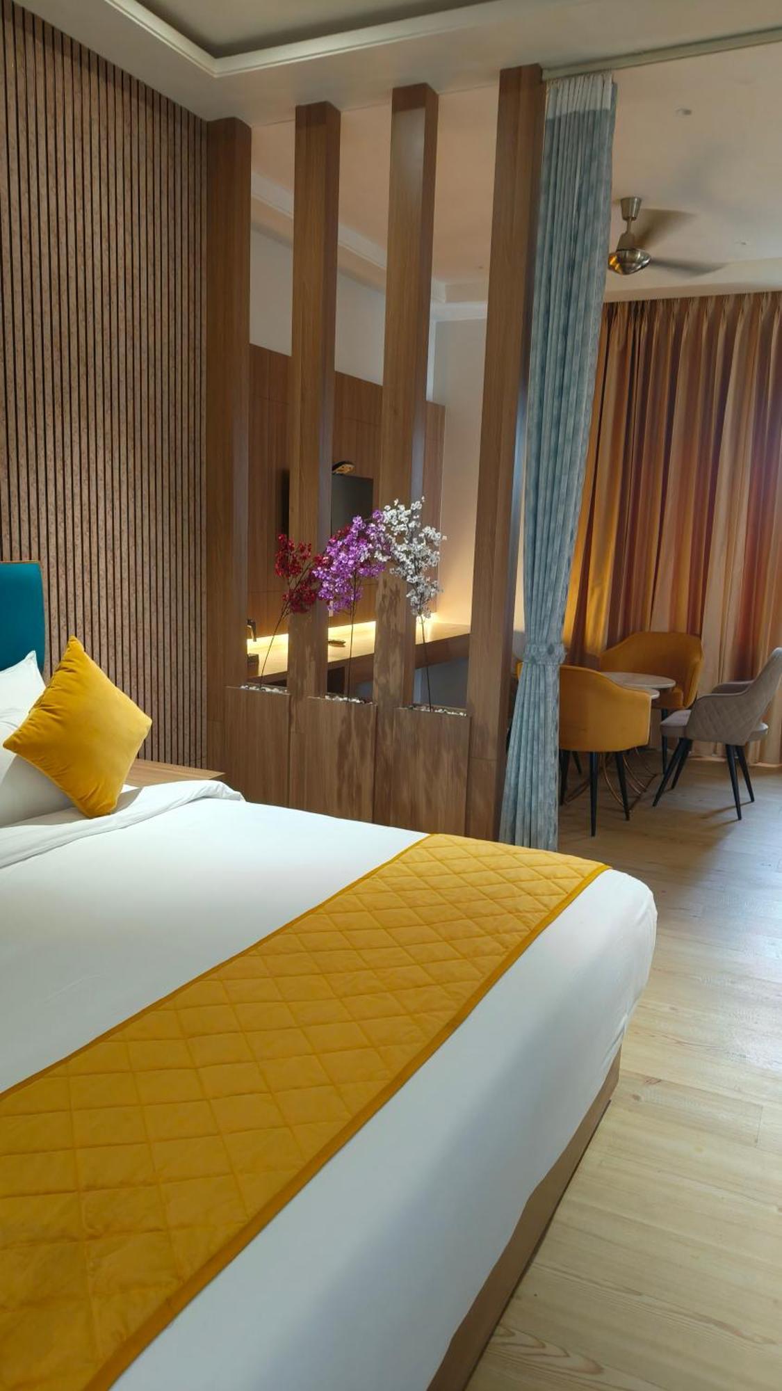 Hotel Three Seasons Вриндавана Экстерьер фото