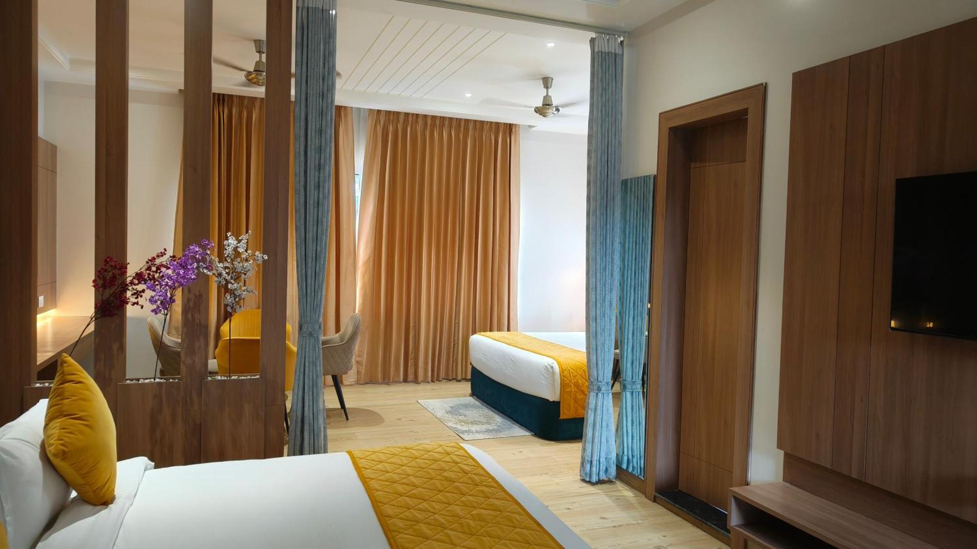 Hotel Three Seasons Вриндавана Экстерьер фото