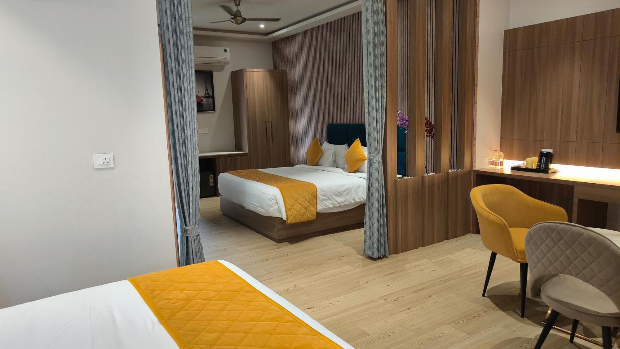 Hotel Three Seasons Вриндавана Экстерьер фото
