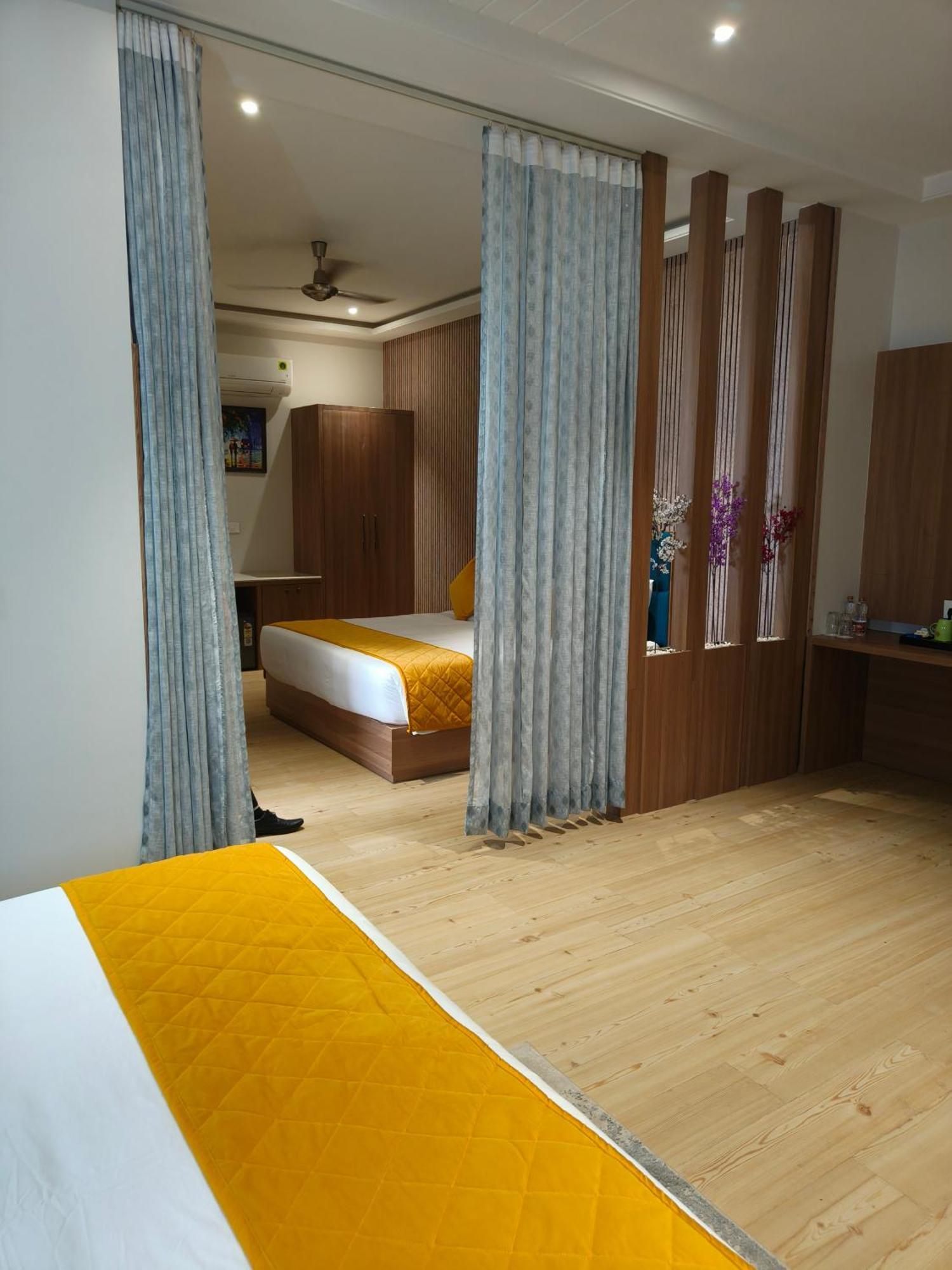 Hotel Three Seasons Вриндавана Экстерьер фото