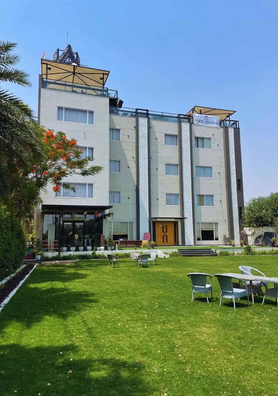 Hotel Three Seasons Вриндавана Экстерьер фото